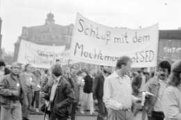 Zur vollständigen Abbildung auf das Bild klicken Demonstration in Halle, 23.10.1989