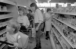 Foto: Ladenstraße in der Stadt Leuna nach der Währungsumstellung, 2. Juli 1990