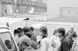 Fotoausschnitt: Buna-Arbeiter an mobilem Informationstand zur Betriebskrankenkasse, 10. Okt, 1990