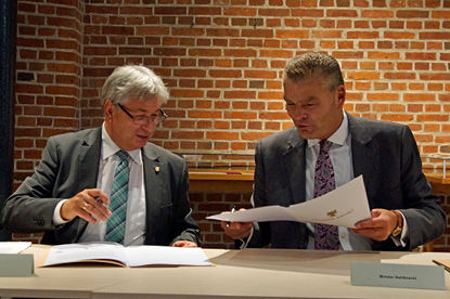 Vertragsunterzeichnung durch Oberbürgermeister Kuras und Innenminister Stahlknecht am 21. Oktober 2016 Abbildung Vertragsunterzeichnung durch Oberbürgermeister Kuras und Innenminister Stahlknecht am 21. Oktober 2016
