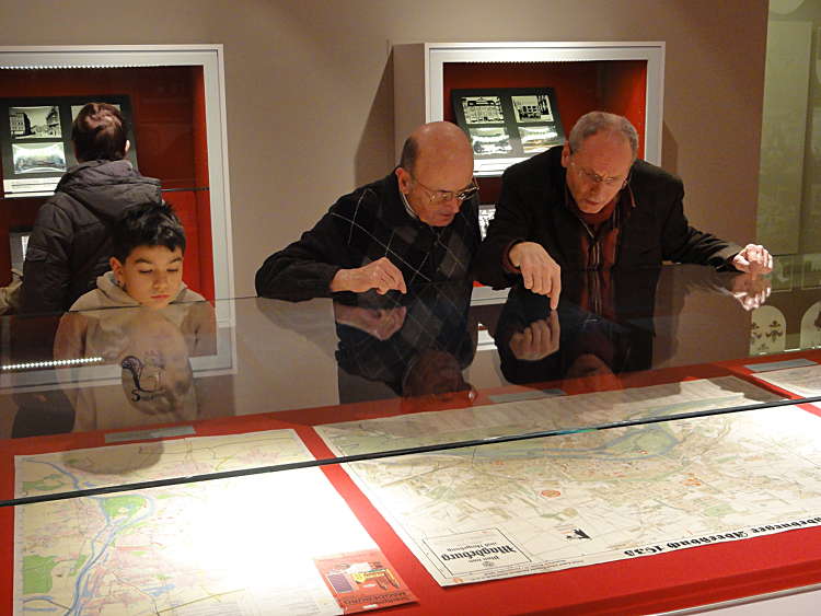 Besucher der Ausstellung. Klicken zum Vergrößern.