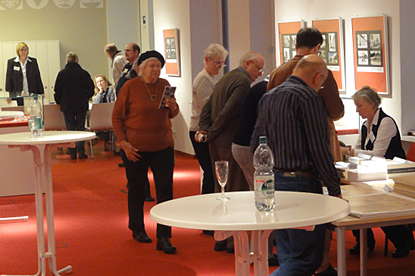 Besucher des Tags der offenen Tür. Mit Klick zur vollständigen Meldung gelangen.