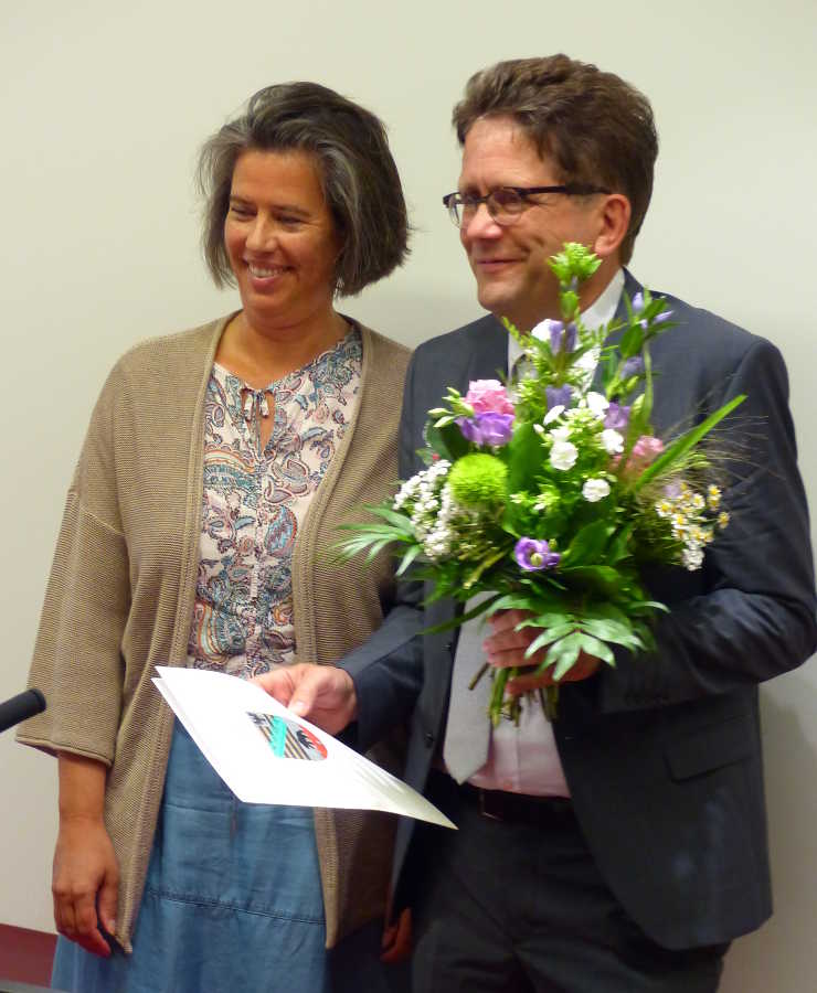 StaaAbbildung Staatssekretärin Dr. Zieschang und Dr. Heiden bei der Überreichung der Ernennungsurkunde