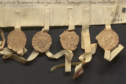Siegel an einer Urkunde aus dem Jahr 1380 (Z 1, Nr. 1111). Mit Klick zur Ansicht im Viewer gelangen. Abbildung Siegel an einer Urkunde aus dem Jahr 1380 (Z 1, Nr. 1111). Mit Klick zur Ansicht im Viewer gelangen.