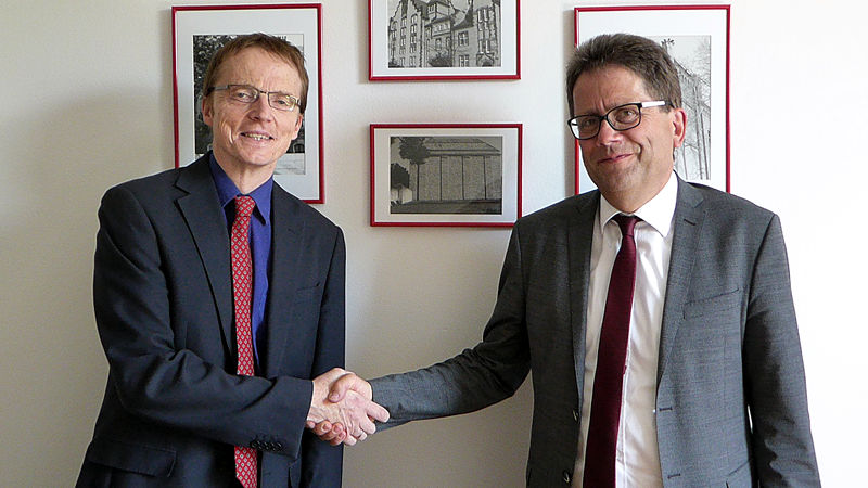 Abbildung Dr. Lusiardi, Leiter der Abteilung Magdeburg, und Dr. Heiden, Leiter des Landesarchivs. Klicken zum Vergrößern.