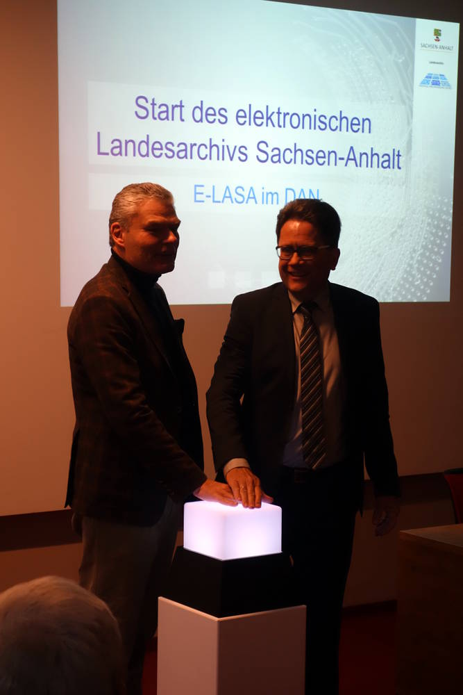 Abbildung Minister Stahlknecht und Dr. Heiden eröffnen das Digitale Magazin. Klicken zum Vergrößern.