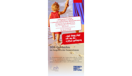 Titelseite des Flyers zur Ausstellung, ein kleines Kind an der Hand einer Frau, beide laufen am Strand