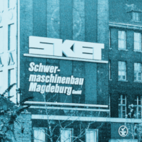 Freiheit! Hoffnungen, Chancen und Verunsicherungen im vereinten Deutschland Fotoausschnitt, ein Betriebsgebäude des SKET mit neuem und Spuren des entfernten alten Betriebsogos