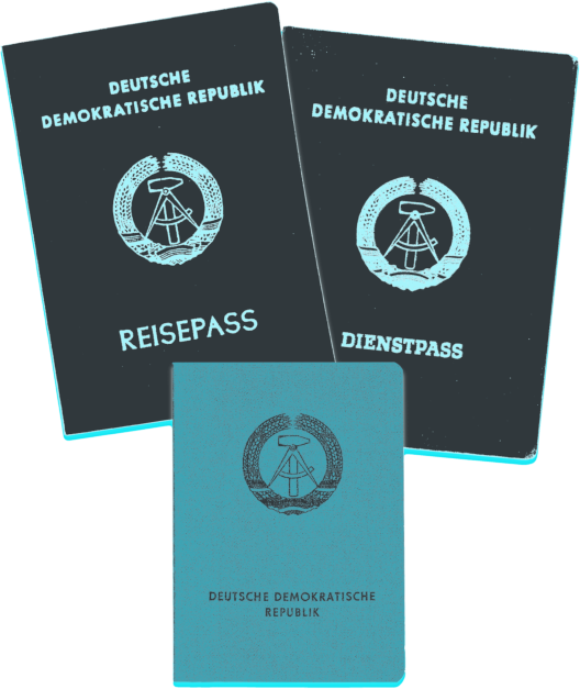 Ein Reisepass, ein Dienstpass und ein Personalausweis der DDR Ein Reisepass, ein Dienstpass und ein Personalausweis der DDR