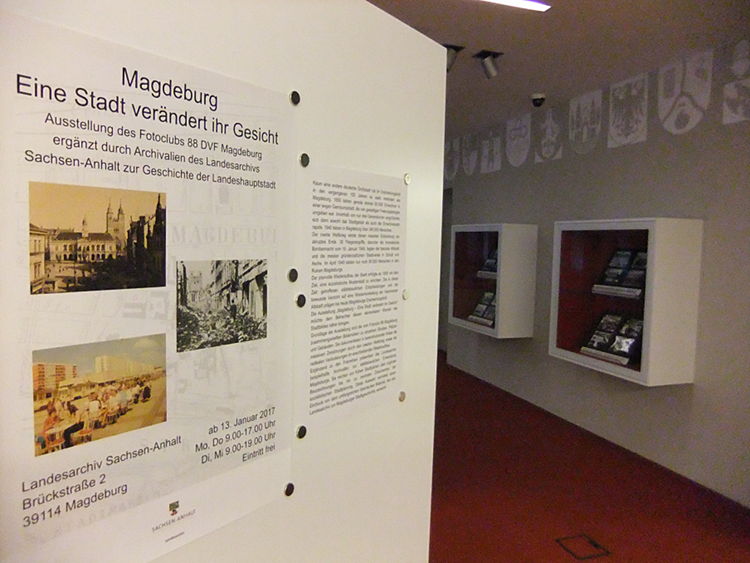 Eingangsbereich der Ausstellung. Klicken zum Vergrößern.