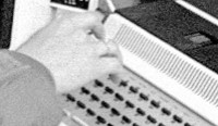 eine Hand über einer Computertastatur