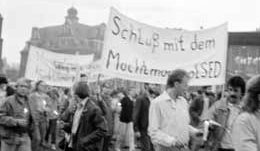 Demonstranten mit Transparenten, eines davon mit der Aufschrift "Schluss mit dem Machtmonopol der SED"