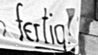 Textausschnitt aus einem Transparent mit dem Wort "fertig!"