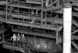 Zur vollständigen Abbildung auf das Bild klicken Foto Detailausschnitt Chemiearbeiter im Außengerüst einer Großanlage, Klick auf das Bild führt zum zugehörigen Quellendokument