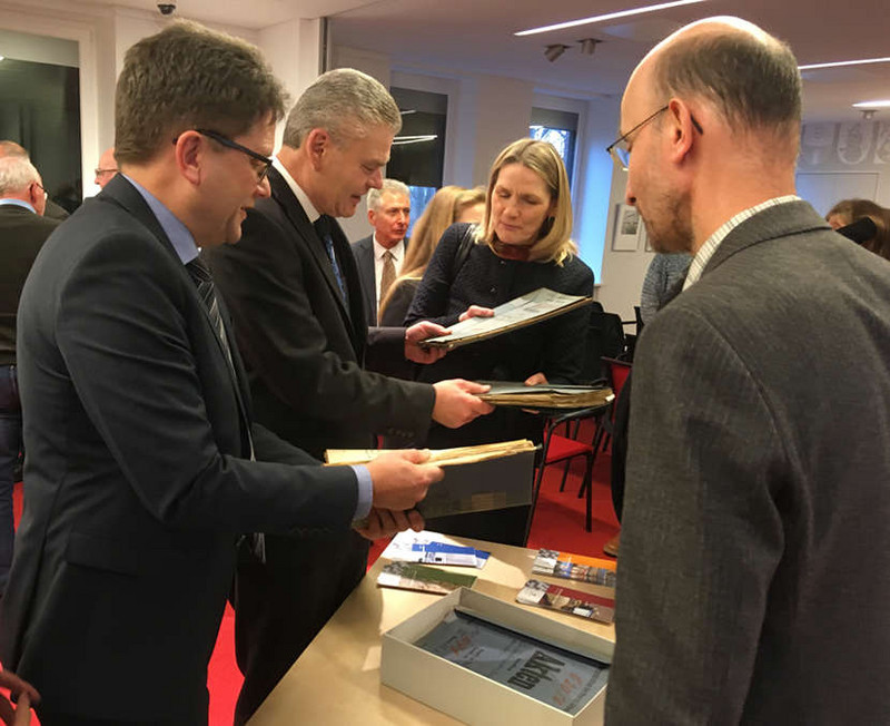 Innenminister Stahlknecht (2.v.l.) und der Leiter des Landesarchivs, Dr. Heiden (l.) begutachten Archivgut vor und nach der Entsäuerung. Klicken zum Vergrößern. Abbildung Innenminister Stahlknecht (2.v.l.) und der Leiter des Landesarchivs, Dr. Heiden (l.) begutach-ten Archivgut vor und nach der Entsäuerung. Klicken zum Vergrößern.