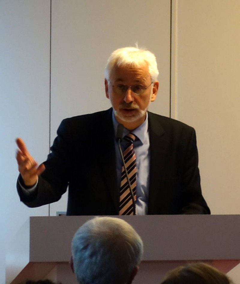 Prof. Dr. Elmshäuser bei seinem Grußwort. Klicken zum Vergrößern. Abbildung Prof. Dr. Elmshäuser bei seinem Grußwort. Klicken zum Vergrößern.