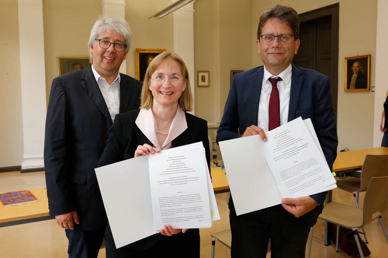 Ralf Jacob, Leiter des Stadtarchivs Halle (Saale), die Beigeordnete für Kultur und Sport der Stadt Halle (Saale), Dr. Marquardt, und der Leiter des Landesarchivs Sachsen-Anhalt, Dr. Heiden. 