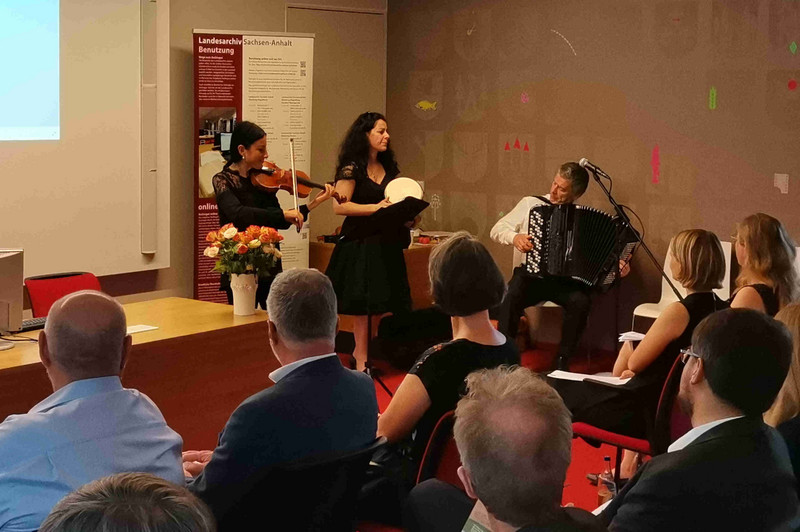 Die Veranstaltung wurde vom Ensemble Shoshana musikalisch begleitet. 