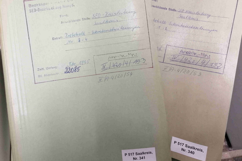 Zwei Mappen von SED-Kreisleitungsprotokollen