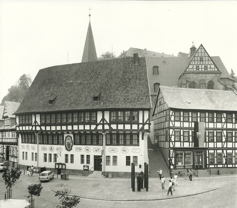 Der rekonstruierte Stolberger Marktplatz mit dem neuen Thomas-Müntzer-Denkmal (1989). Klicken zum Vergrößern. Abbildung Der rekonstruierte Stolberger Marktplatz mit dem neuen Thomas-Müntzer-Denkmal (1989). Klicken zum Vergrößern.