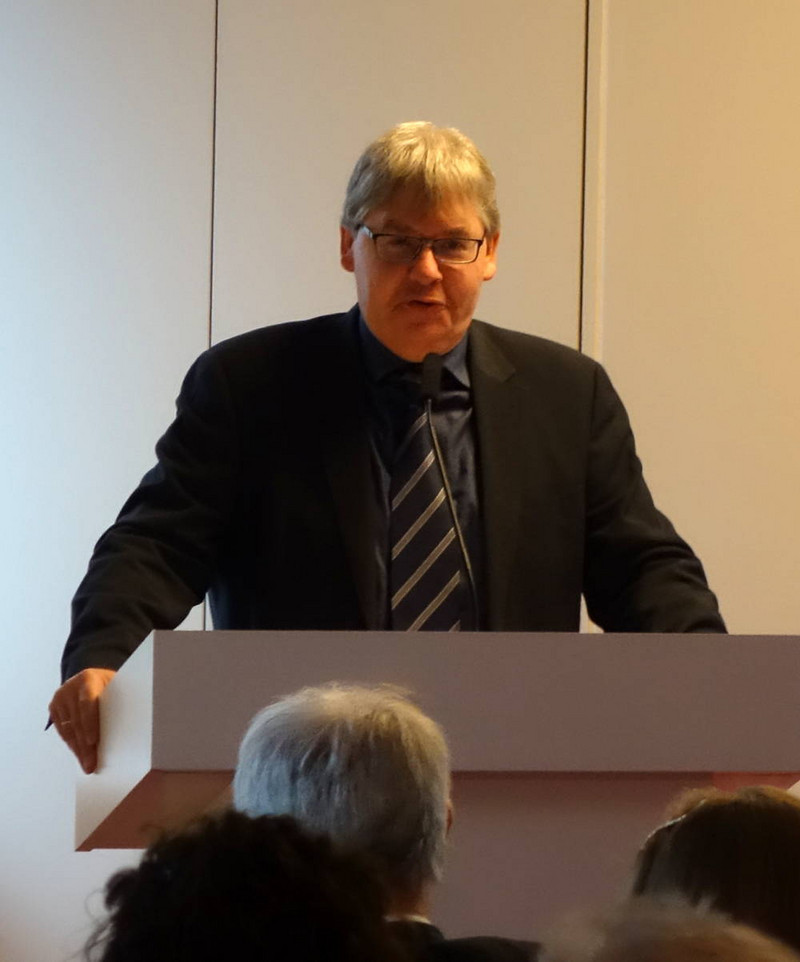 Dr. Kreißler bei seinem Grußwort. Klicken zum Vergrößern. Abbildung Dr. Kreißler bei seinem Grußwort. Klicken zum Vergrößern.