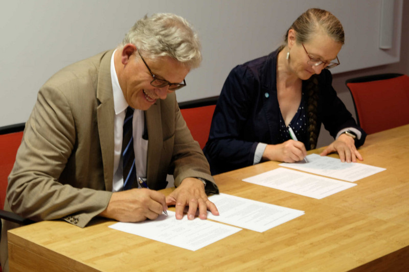Der Beigeordnete für Kultur, Schule und Sport der Landeshauptstadt Magdeburg, Herr Prof. Dr. Puhle, und die Leiterin der Bibliothek der Hochschule Magdeburg-Stendal, Frau Kohr-mann, bei der Vertragsunterzeichnung.
