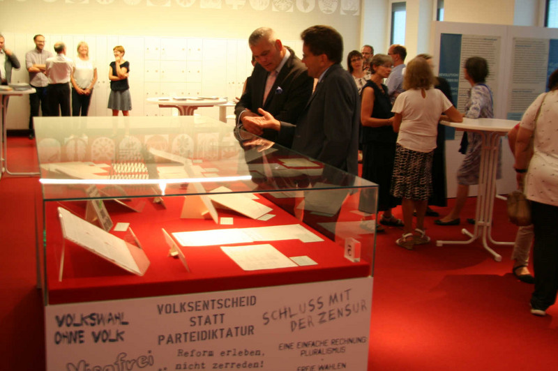 Dr. Heiden führt Minister Stahlknecht durch die Ausstellung