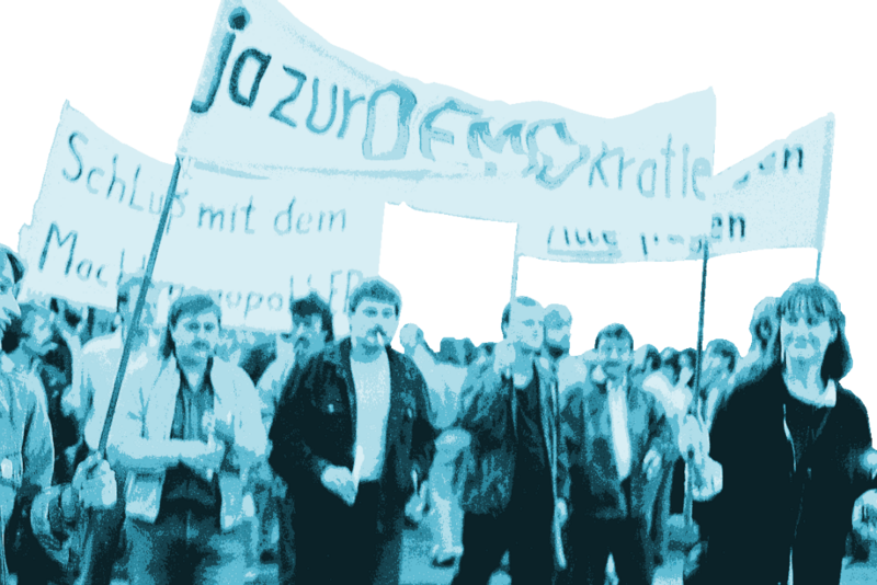 Demonstrierende mit Transparenten auf einer Montagsdemonstration im Herbst 1989 Demonstrierende mit Transparenten auf einer Montagsdemonstration im Herbst 1989