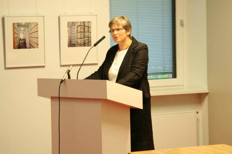 Frau Neumann-Becker richtet das Grußwort an die Ausstellungsbesucher
