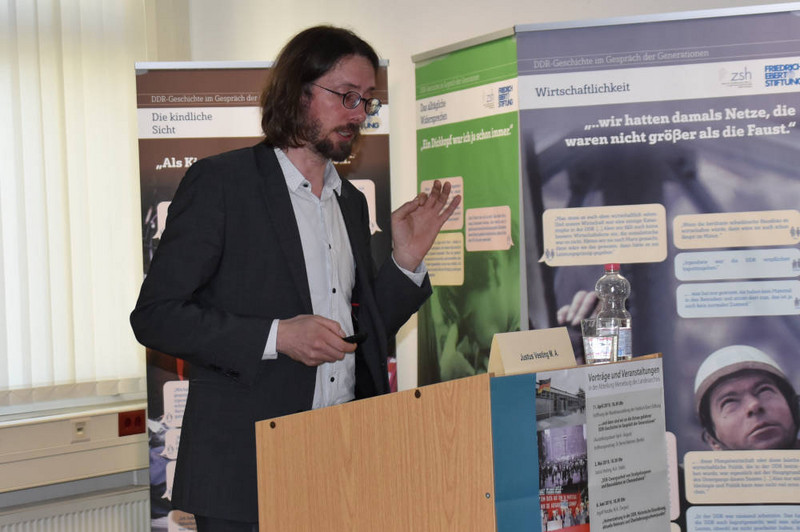 Abbildung: Herr Justus Vesting M.A. während des Vortrags. 