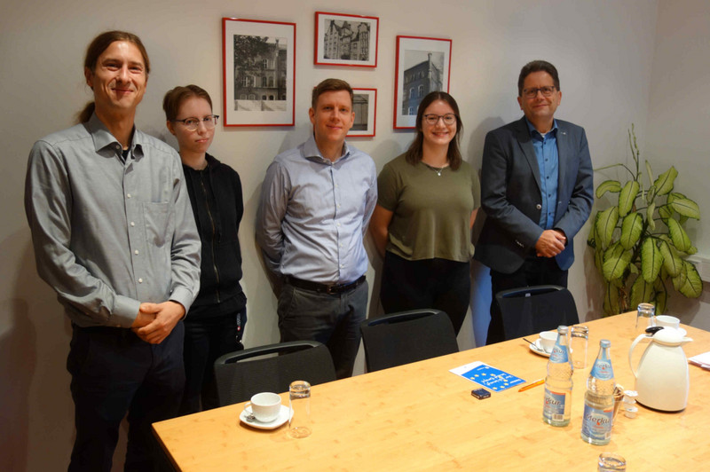 Ausbildungsleiter Richard Lange, Colleen Neuß, Patrik Pape, Janina Pinger und der Leiter des Landesarchivs Sachsen-Anhalt, Dr. Detlev Heiden.
