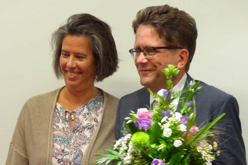 Abbildung Staatssekretärin Dr. Zieschang und Dr. Heiden bei der Überreichung der Ernennungsurkunde. Mit Klick zur vollständigen Meldung gelangen.