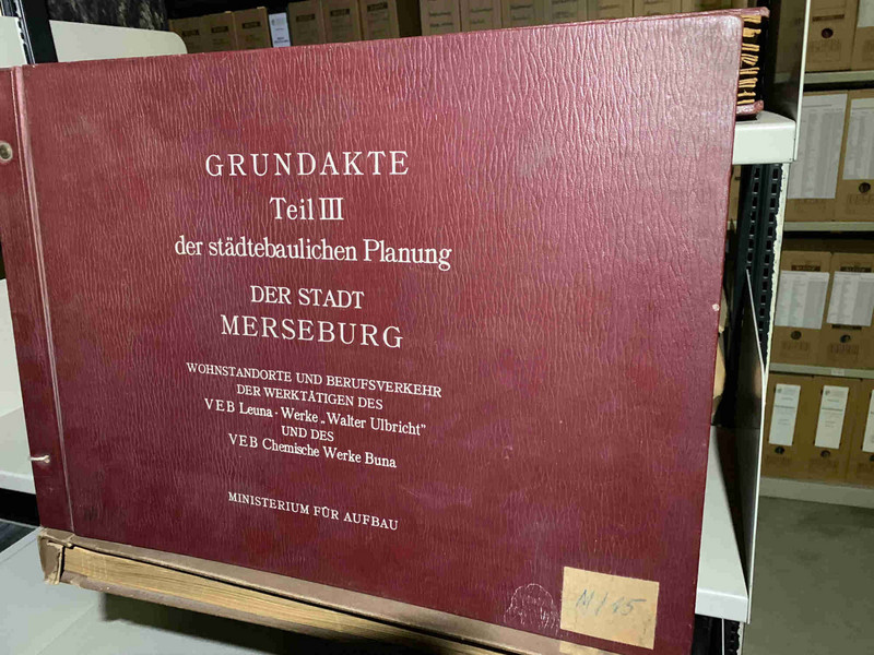 Foto der Grundakte Teil III der städtebaulichen Planung der Stadt Merseburg bei der Übernahme