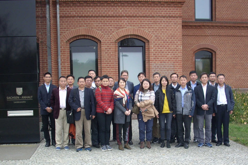 Gruppenfoto der chinesischen Besucher vor dem Landesarchiv.