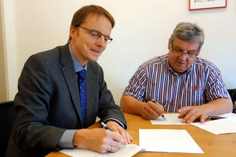 Dr. Ralf Lusiardi (l.), stellvertretender Leiter des Landesarchivs, bei der Unterzeichnung des Depositalvertrags mit Dr. Gerhard Schulz aus Hohengrieben. Klicken zum Vergrößern. Abbildung Dr. Ralf Lusiardi (l.), stellvertretender Leiter des Landesarchivs, bei der Unterzeichnung des Depositalvertrags mit Dr. Gerhard Schulz aus Hohengrieben.
