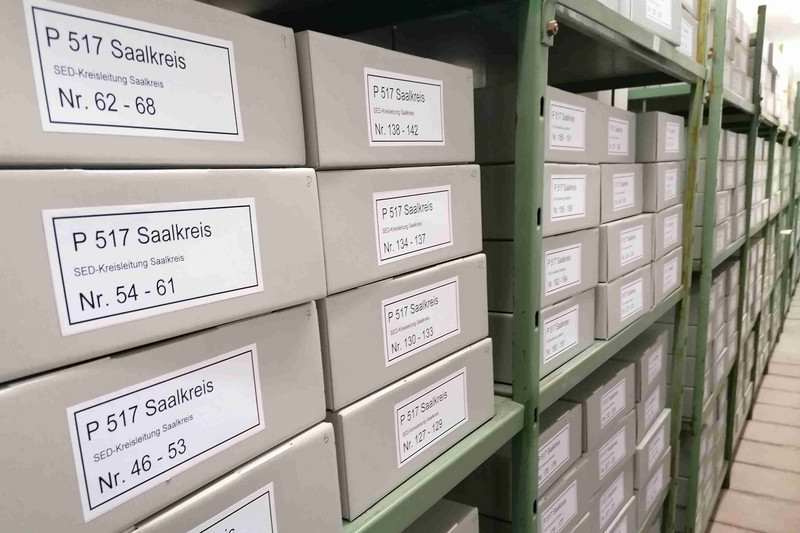 Blick in das Magazin, auf die Archivkartons der Sekretariatsprotokolle der SED-Kreisleitungen