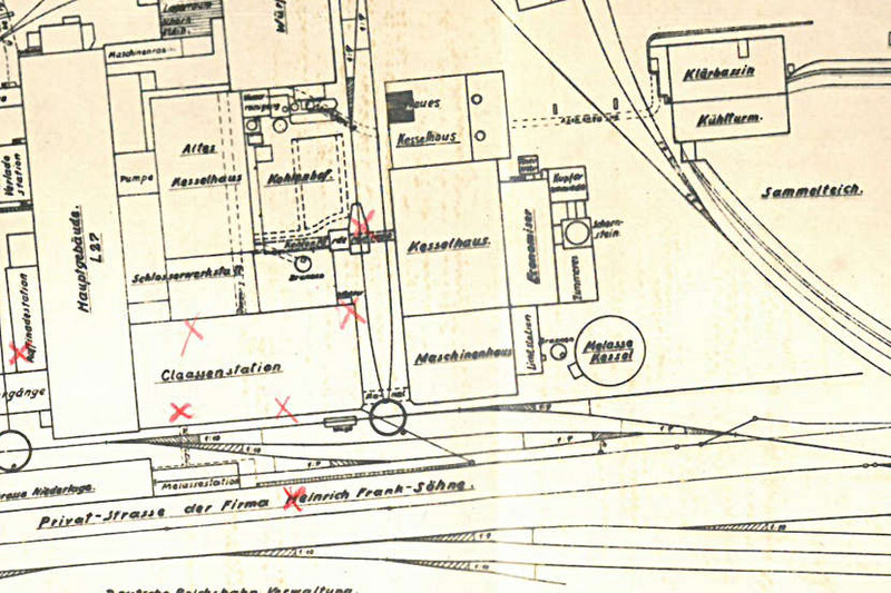 I 600, Nr. 328, Bl. 4: Lageplan der Zuckerraffinerie mit Markierung der beim Luftangriff am 27.2.1945 entstandenen Schäden. Klicken zum Vergrößern.