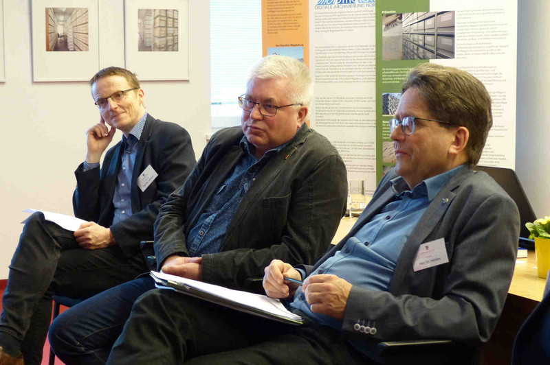 Günther Oelze, eingerahmt von den Moderatoren Dr. Ralf Lusiardi und Dr. Detlev Heiden.