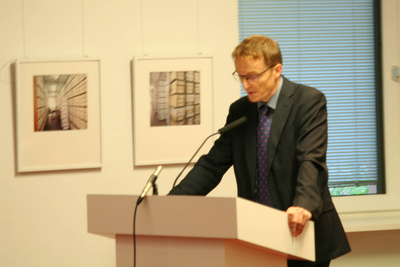 Dr. Lusiardi führt in die Ausstellung ein.