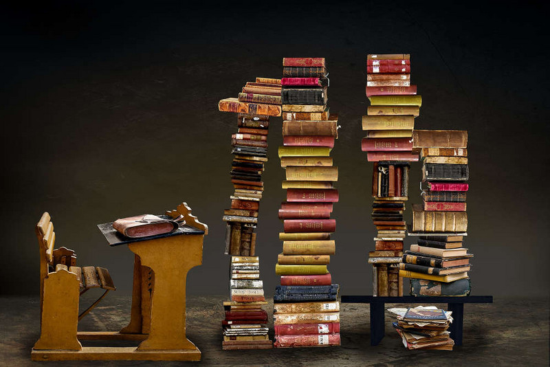 Abbildung Bücherstapel. Mit Klick zur vollständigen Meldung gelangen.