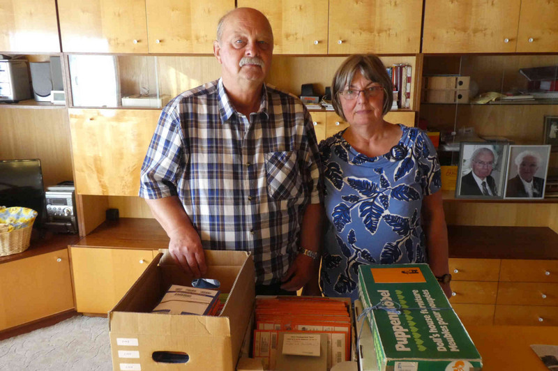 Johanna und Reinhard Hoppe mit einem (kleinen) Teil der Fotosammlung Herbert Riedels