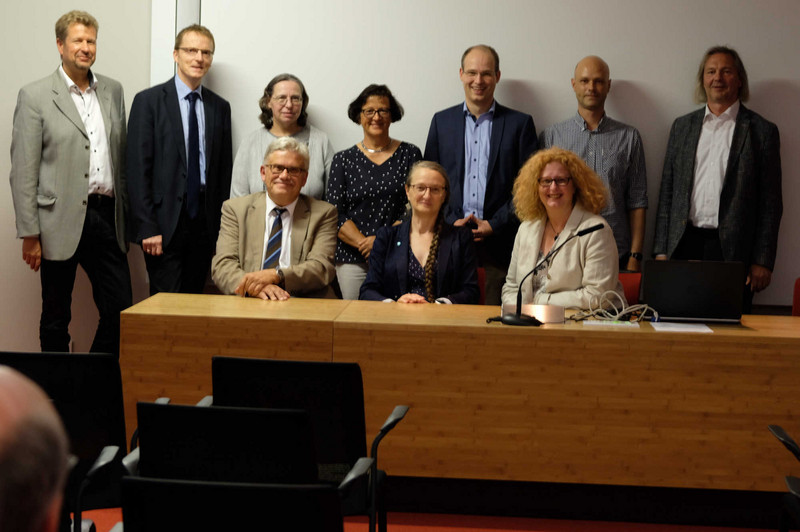 Bisherige und neue Partner des Magdeburger Notfallverbundes vereint: Herr Lorek, Herr Dr. Lusiardi, Frau Dr. Scholz, Frau Dr. Poenicke, Herr PD Dr. Volkmar, Herr Fauck, Herr Stoye (hinten von links), Herr Prof. Dr. Puhle, Frau Kohrmann, Frau Dr. Köster (vorne von links).