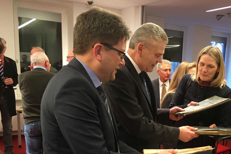 Abbildung Innenminister Stahlknecht (2.v.l.) und der Leiter des Landesarchivs, Dr. Heiden (l.) begutach-ten Archivgut vor und nach der Entsäuerung.